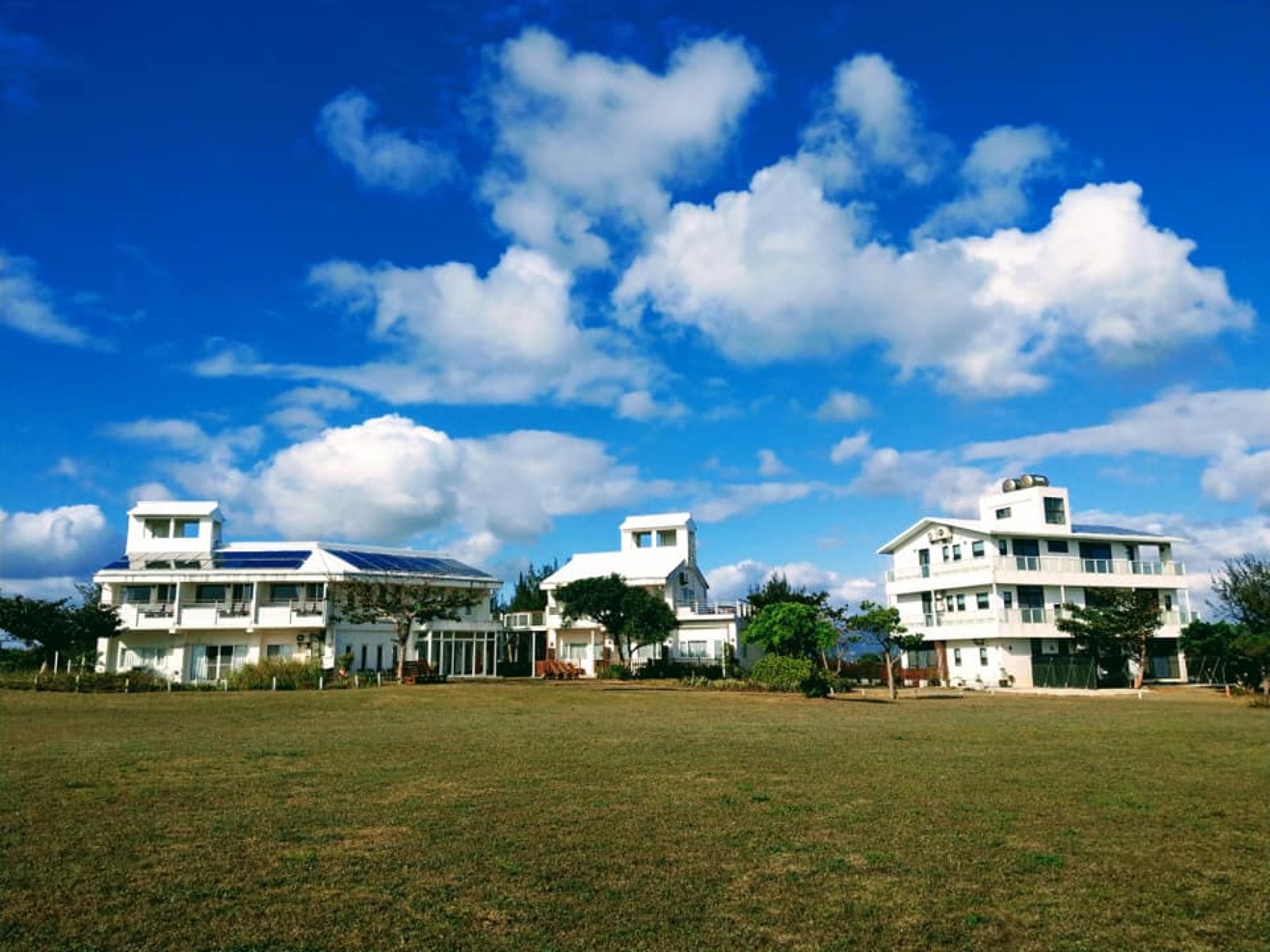 卡米克民宿 三棟建築藍天千坪草原全景